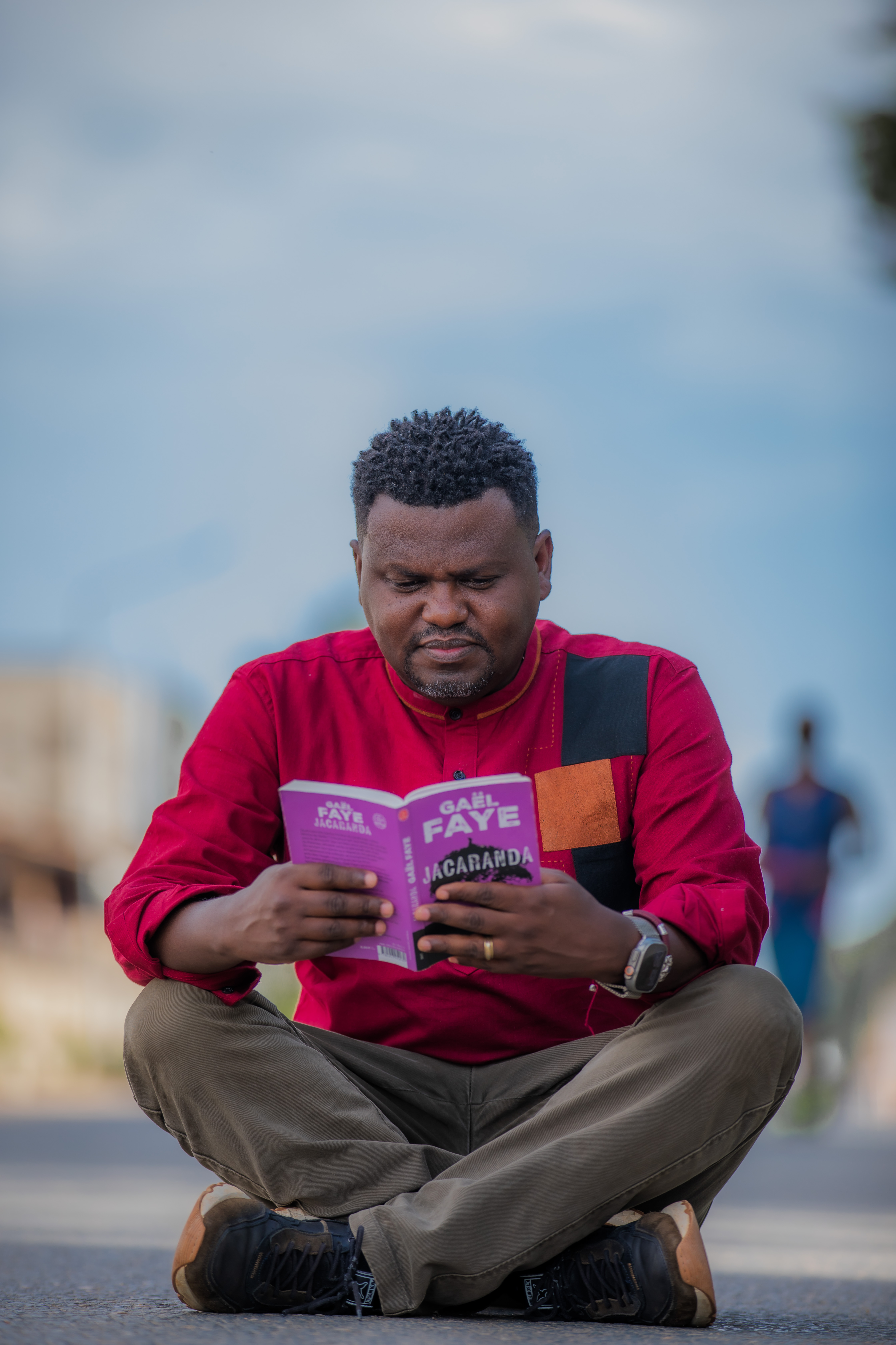 B. Claude Ntahuga — lecture au milieu de la route